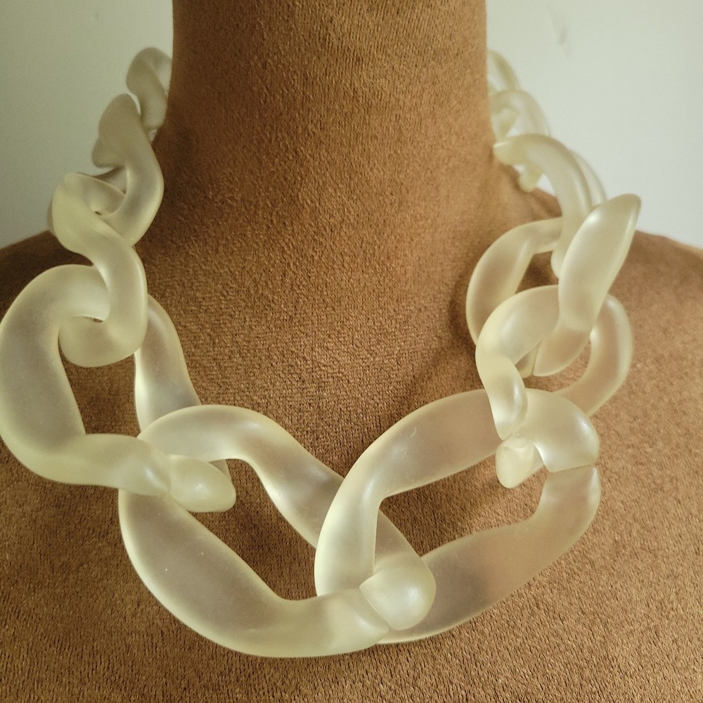 Frosted Acrylic Graduated Chunky Link Necklace  Minimalist